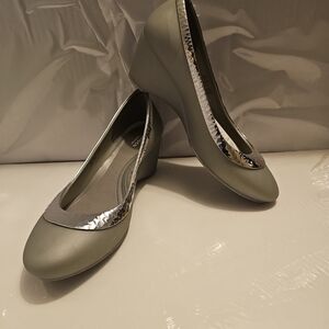 Crocs Womens Lina Pump Size 8 Light Gray Hammered Metal Wedge Heel Fashion Shoe